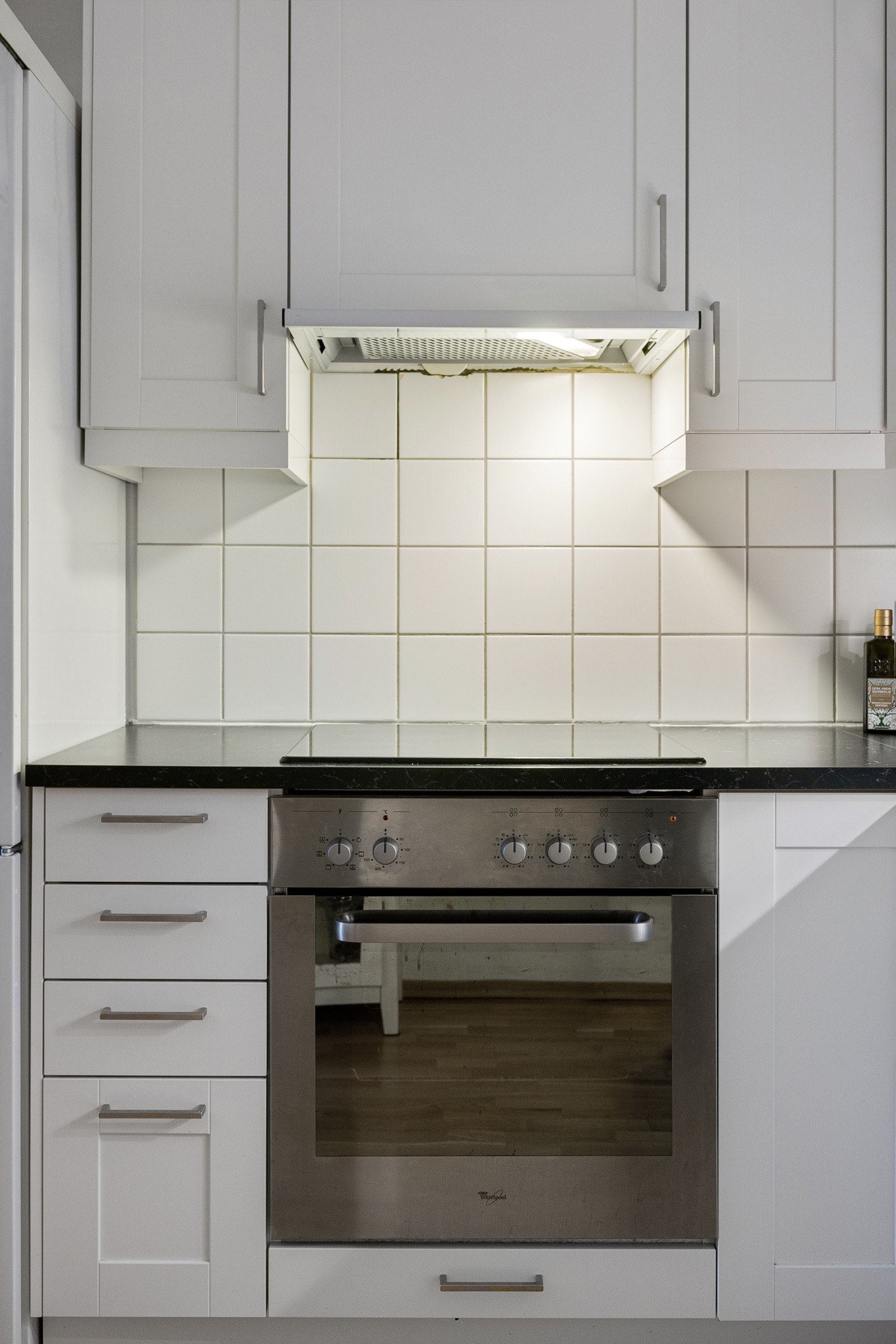 Videre er kjøkkenet innredet med integrerte hvitevarer som komfyr, induksjonstopp og oppvaskmaskin. Det er plass til frittstående kjøleskap. Det er kjøkkenventilator med kullfilter. Galleribilde