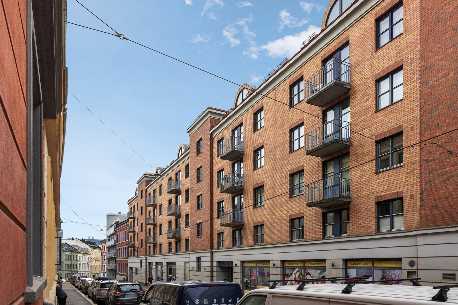 Leiligheten ligger i et urbant, populært og særdeles sentralt boligområde i Homansbyen i Oslo, rett ved alle bymessige fasiliteter og gode rekreasjonsområder. Galleribilde