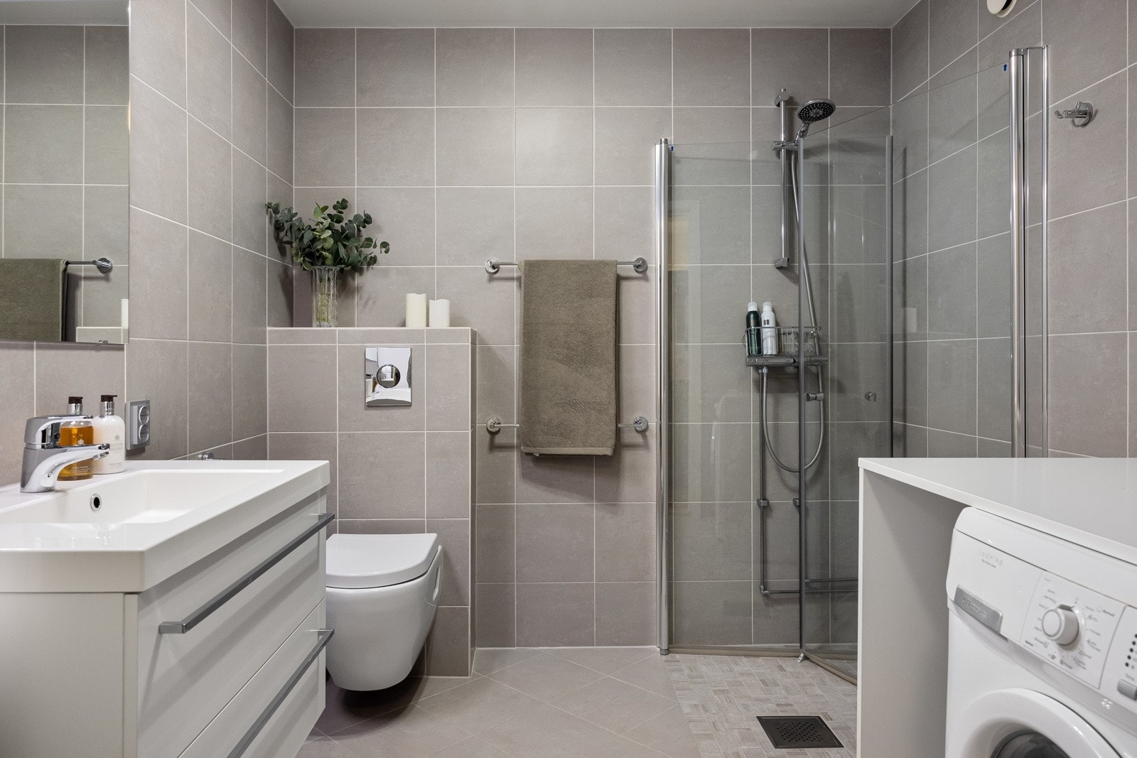 Baderomsinnredningen består av servantskap med skuffer samt nedfelt servant, i tillegg til et vegghengt speil over servanten. Galleribilde