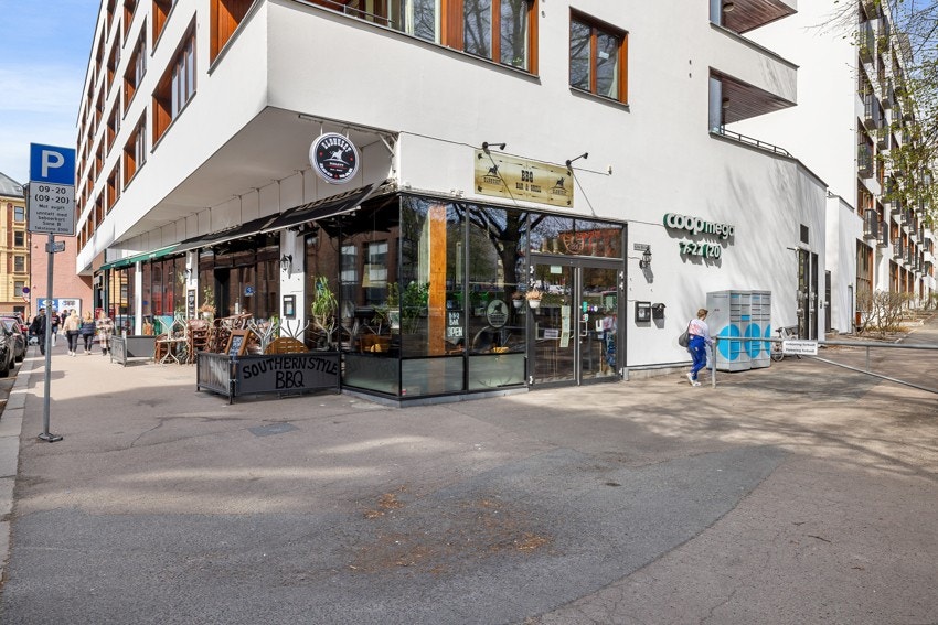 Dagligvarehandelen kan gjøres på bl.a. Joker, Kiwi, Bunnpris, Coop Mega og Rema 1000, som alle ligger i kort gangavstand. Galleribilde