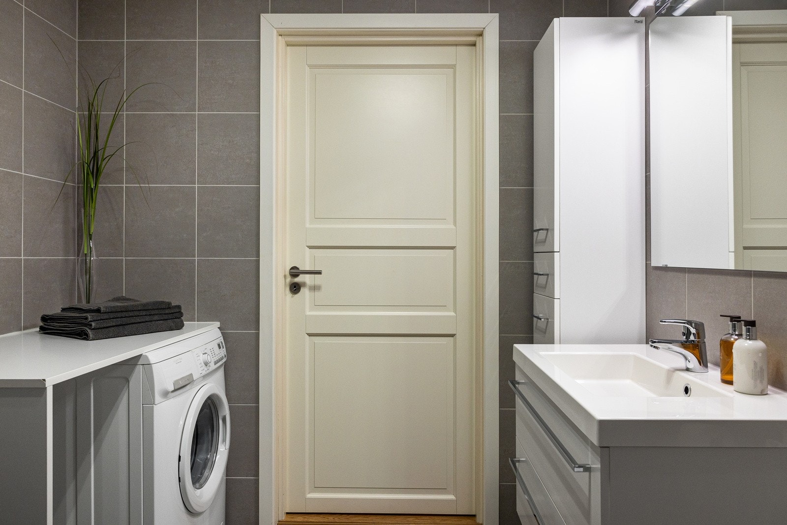 Videre er det vegghengt toalett med innebygd sisterne og dusjvegger/hjørne med hånddusj. Opplegg for vaskemaskin. Galleribilde