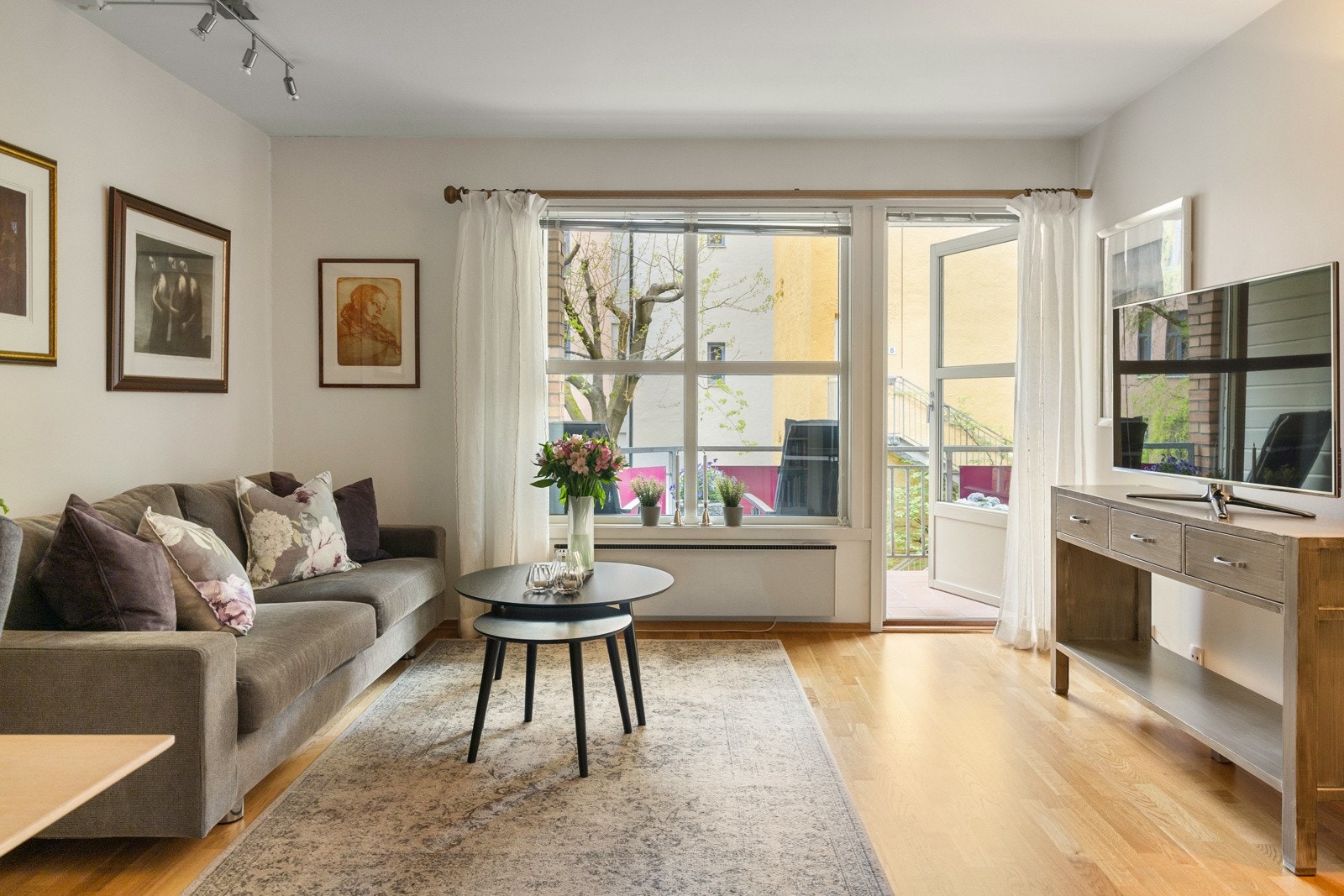 Stuen i leiligheten er romslig og flott opplyst med store vindusflater som gir rikelig med naturlig lys, og skaper en god atmosfære. Galleribilde