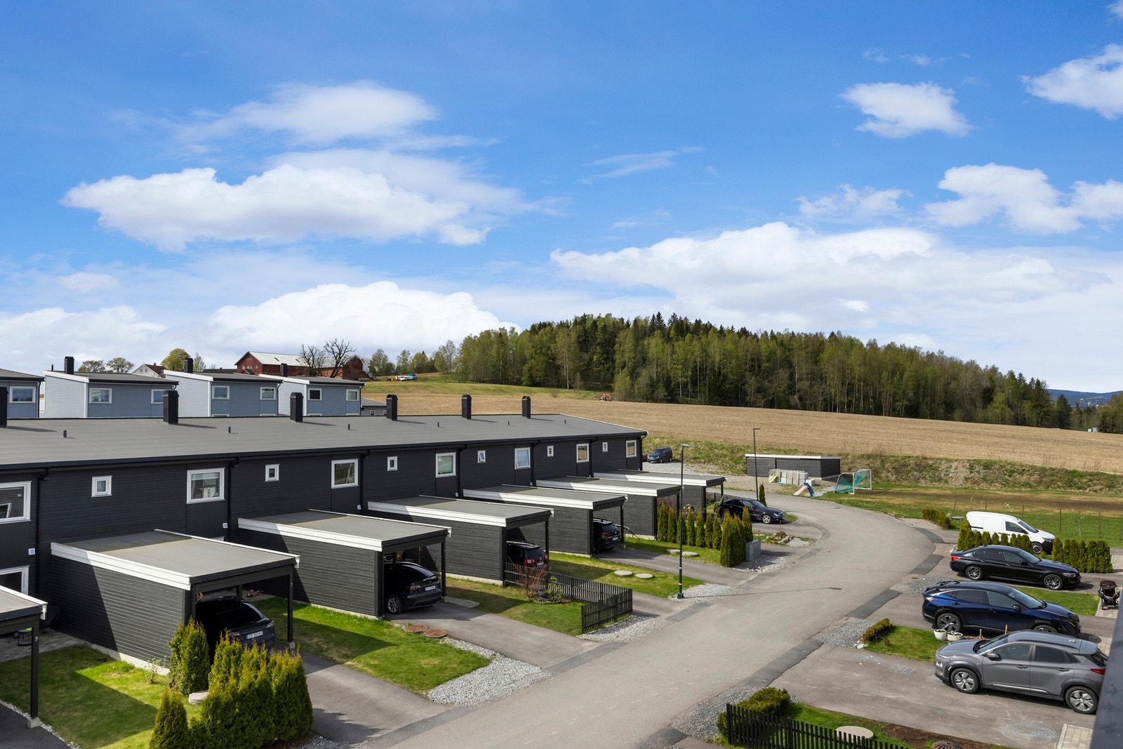 Elegant rekkehusbebyggelse i grå nyanser. Galleribilde