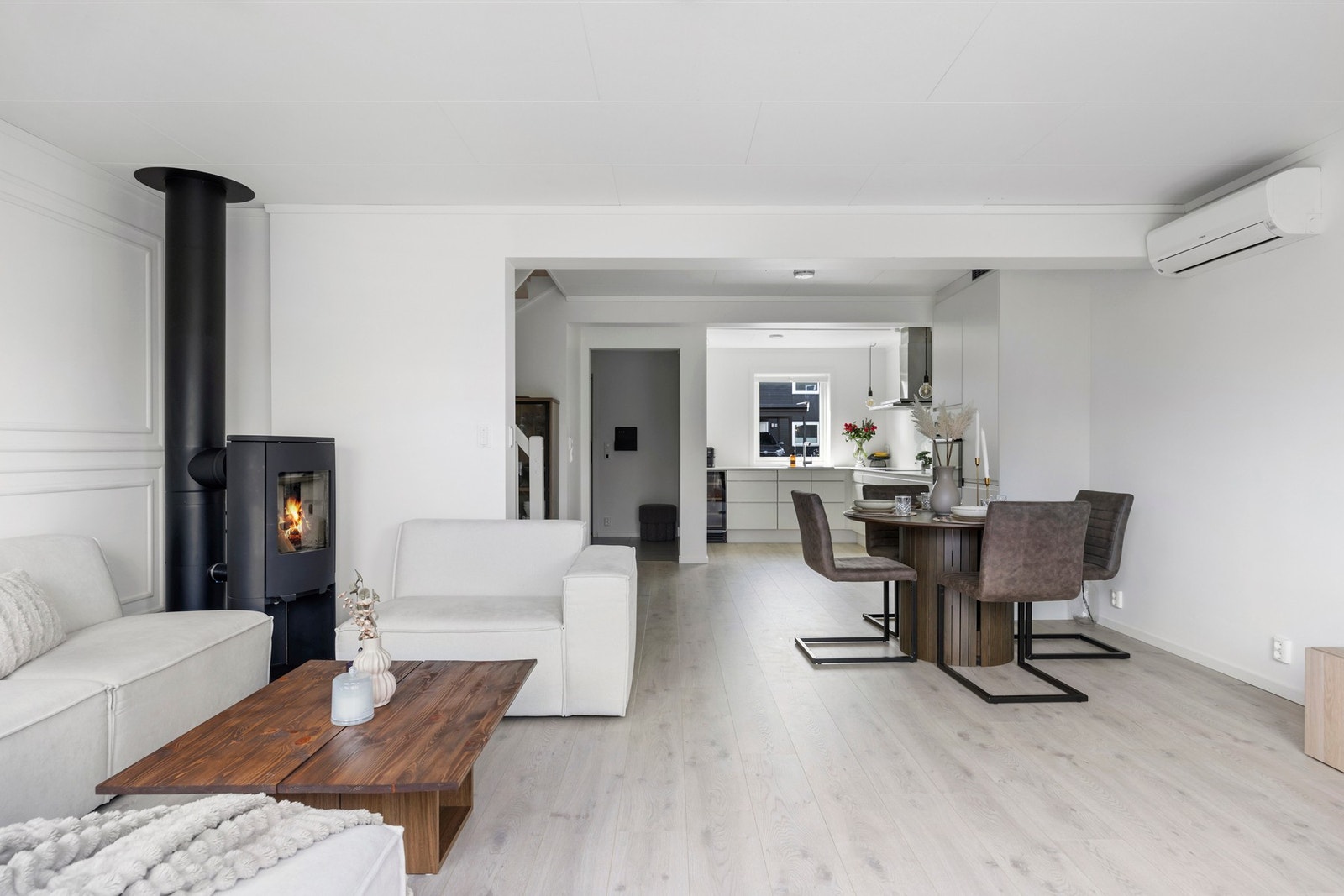 Stilren peisovn med isolert stålpipe - en kilde til både varme og moderne stil. Galleribilde