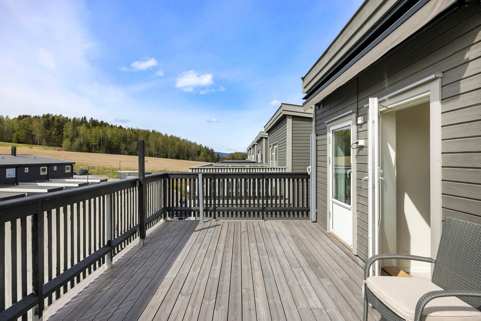 Denne sørvendte balkongen får rikelig med sol, perfekt for avslapning og uteopplevelser. Galleribilde