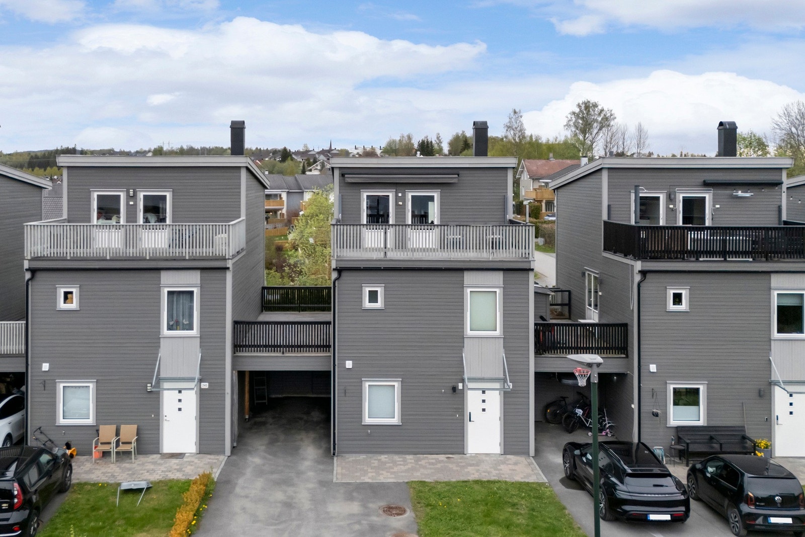 Nyere enebolig i kjede med flere terrasser og carport. Galleribilde