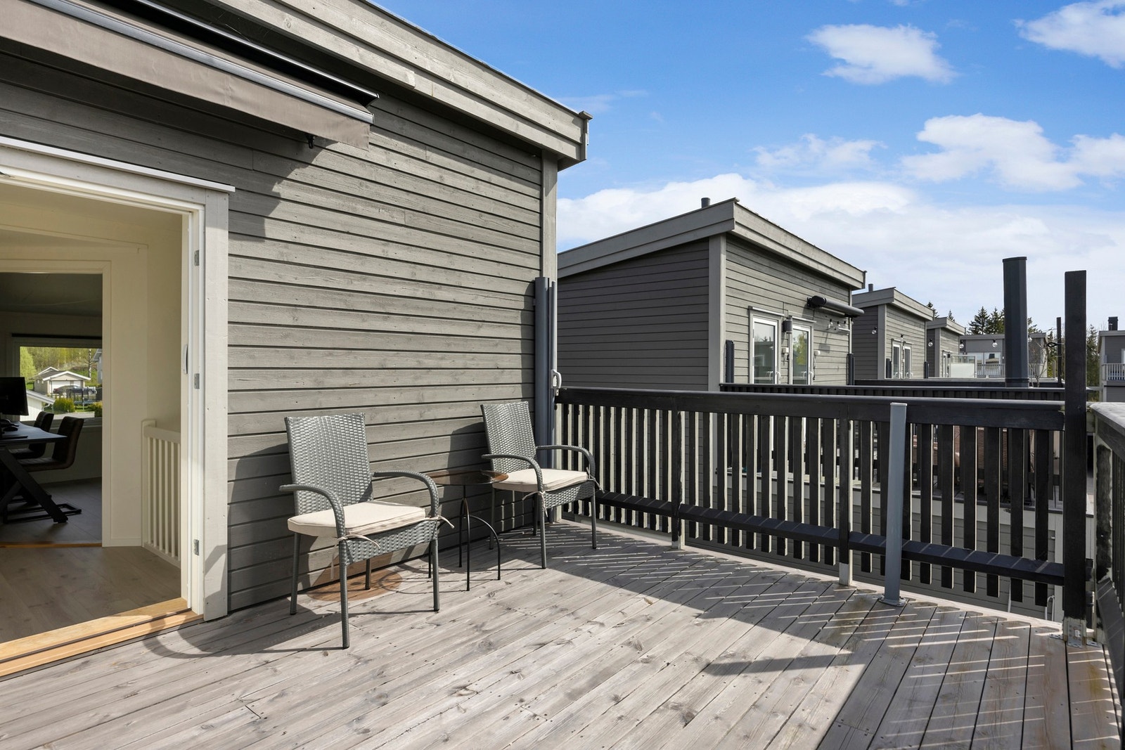 Balkongen i 3. etasje har plass til både sitteplasser og plantekasser, og tilbyr et hyggelig uteområde for alle årstider. Galleribilde