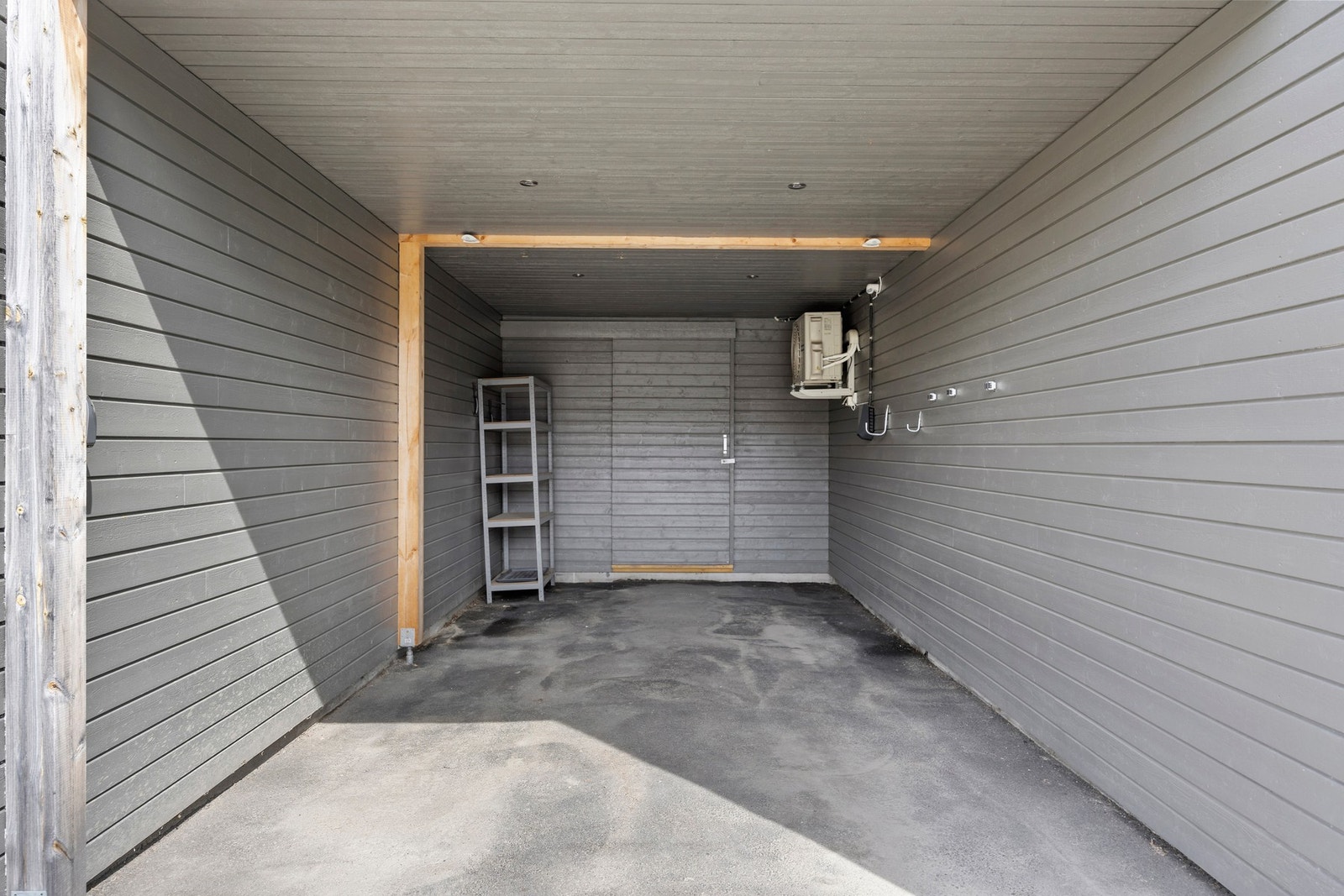 Carporten gir rikelig med plass til både bil og ekstra lagring, med enkel adkomst. Galleribilde