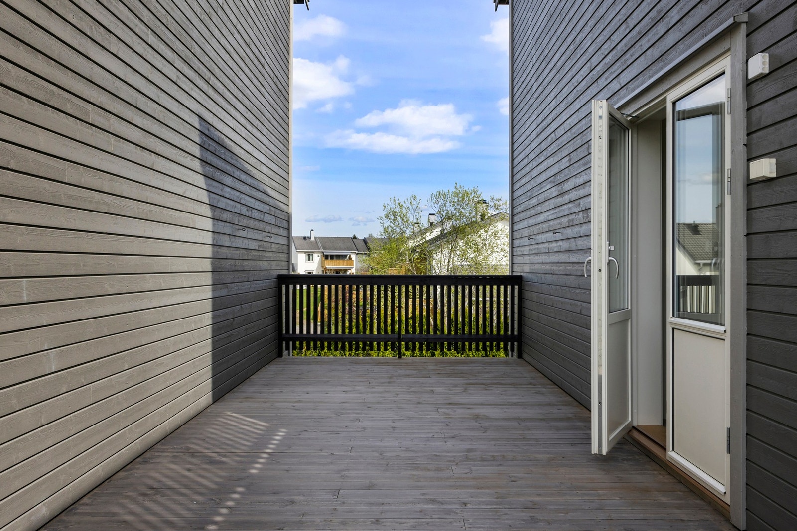 Terrasse over carporten på 18 kvm, med god plass til utemøbler. Galleribilde