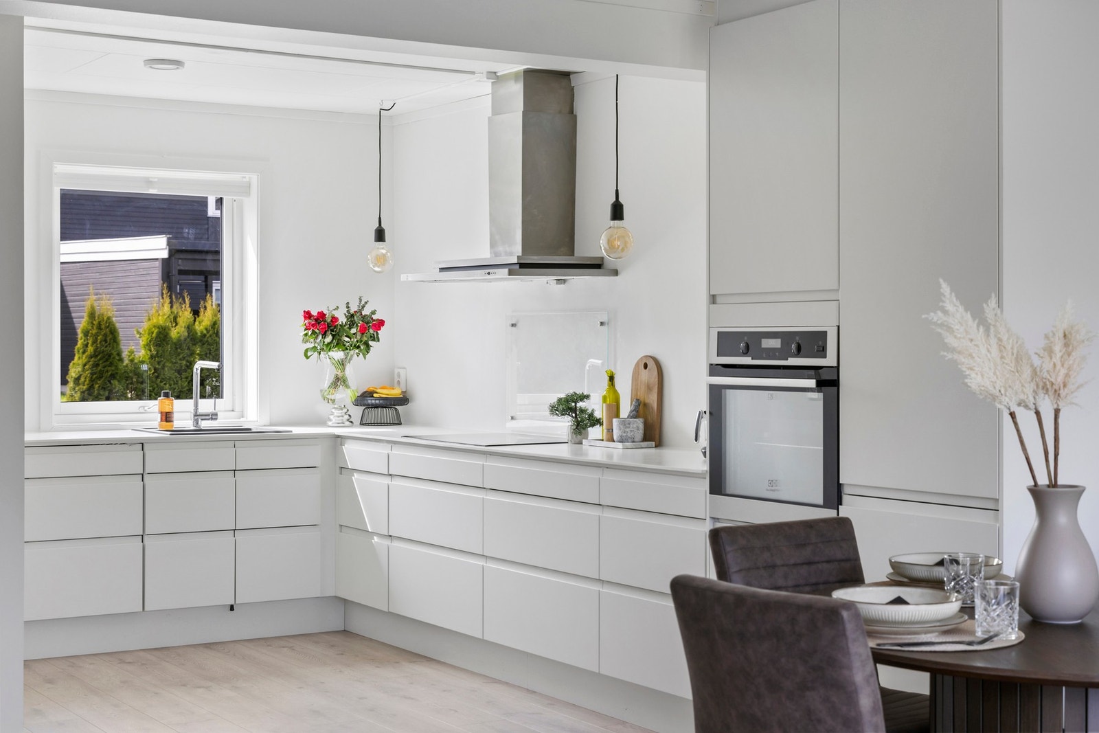 Et moderne og tidløst kjøkken som kombinerer funksjon og design på en elegant og praktisk måte. Galleribilde