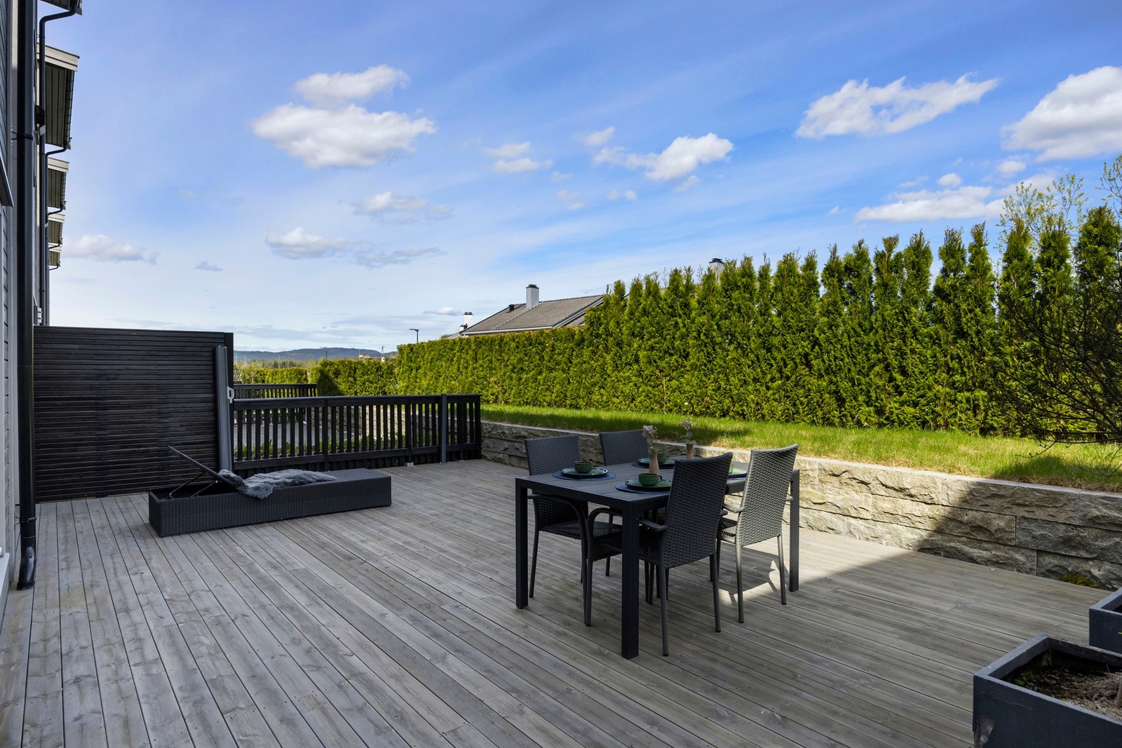 Fra stuen er det direkte utgang til terrasse - perfekt for late sommerdager. Galleribilde