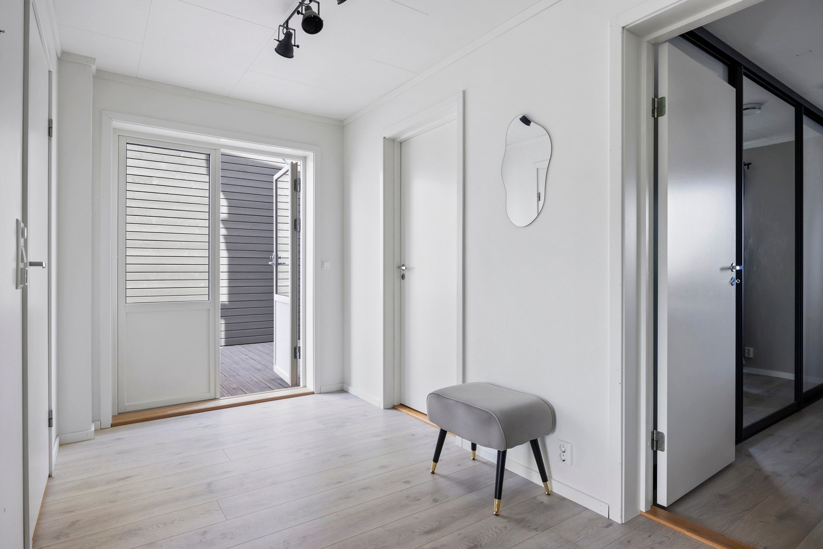 I inngangspartiet er det godt med plass til oppbevaring av sko og yttertøy. Galleribilde