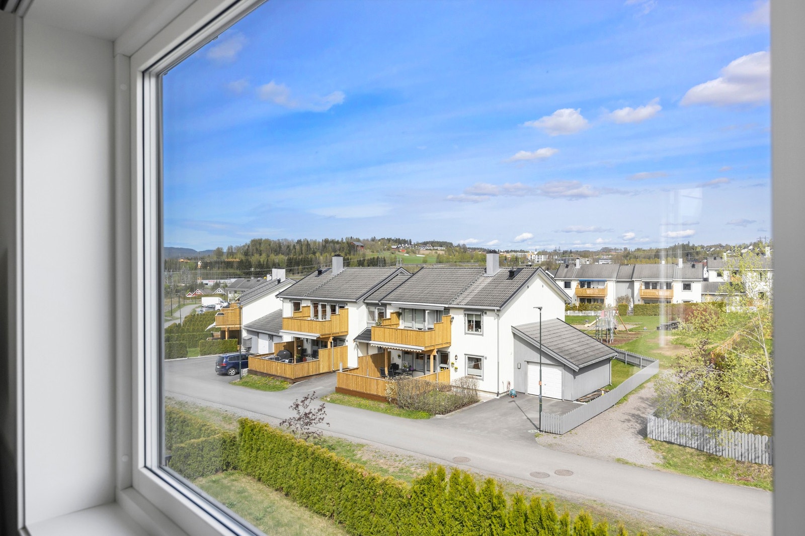 Stort vindu som fyller rommet med naturlig lys. Galleribilde