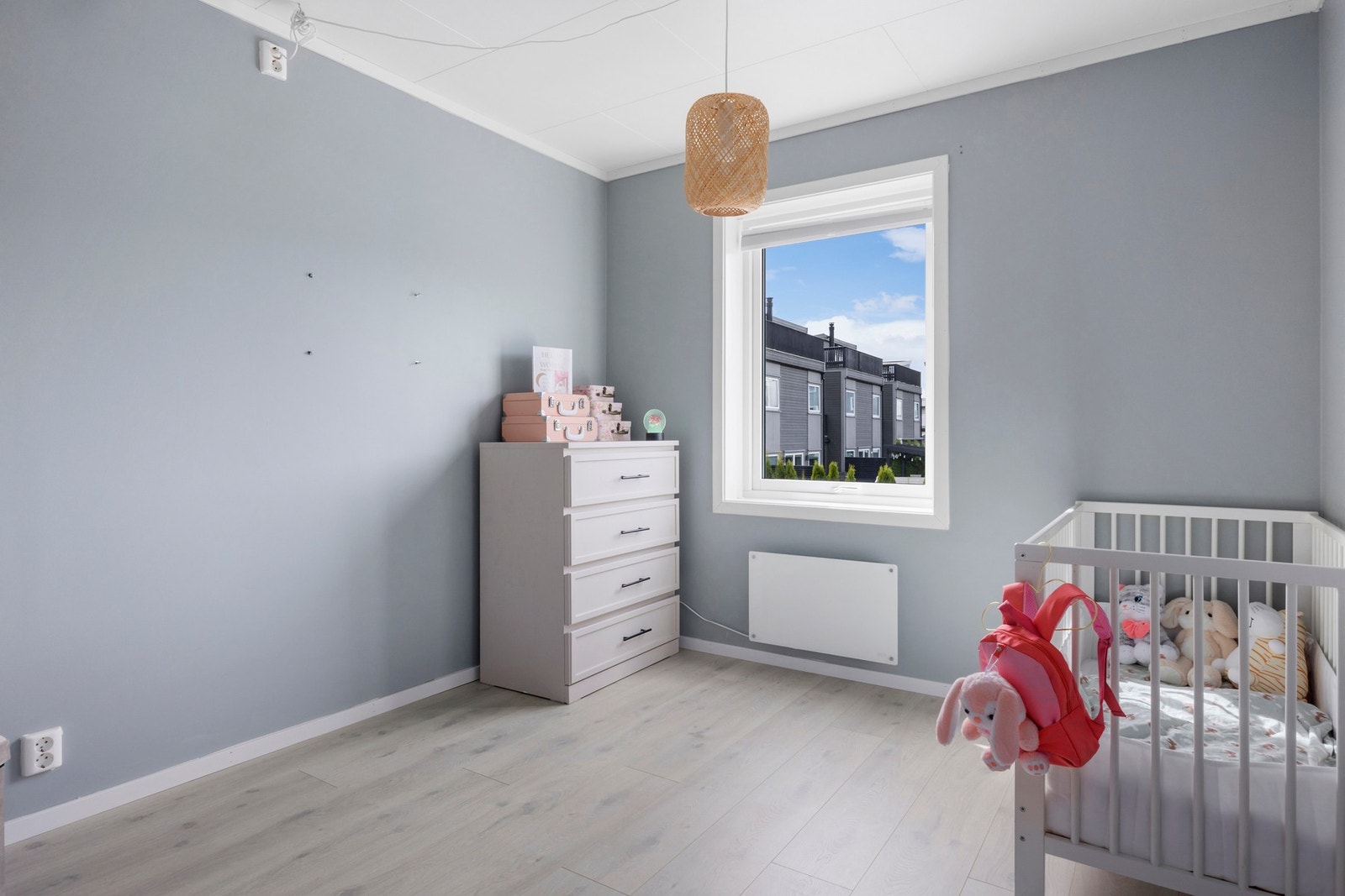 Det siste rommet er perfekt som barnerom, med rolige, lysblå vegger som gir en behagelig og koselig atmosfære. Galleribilde