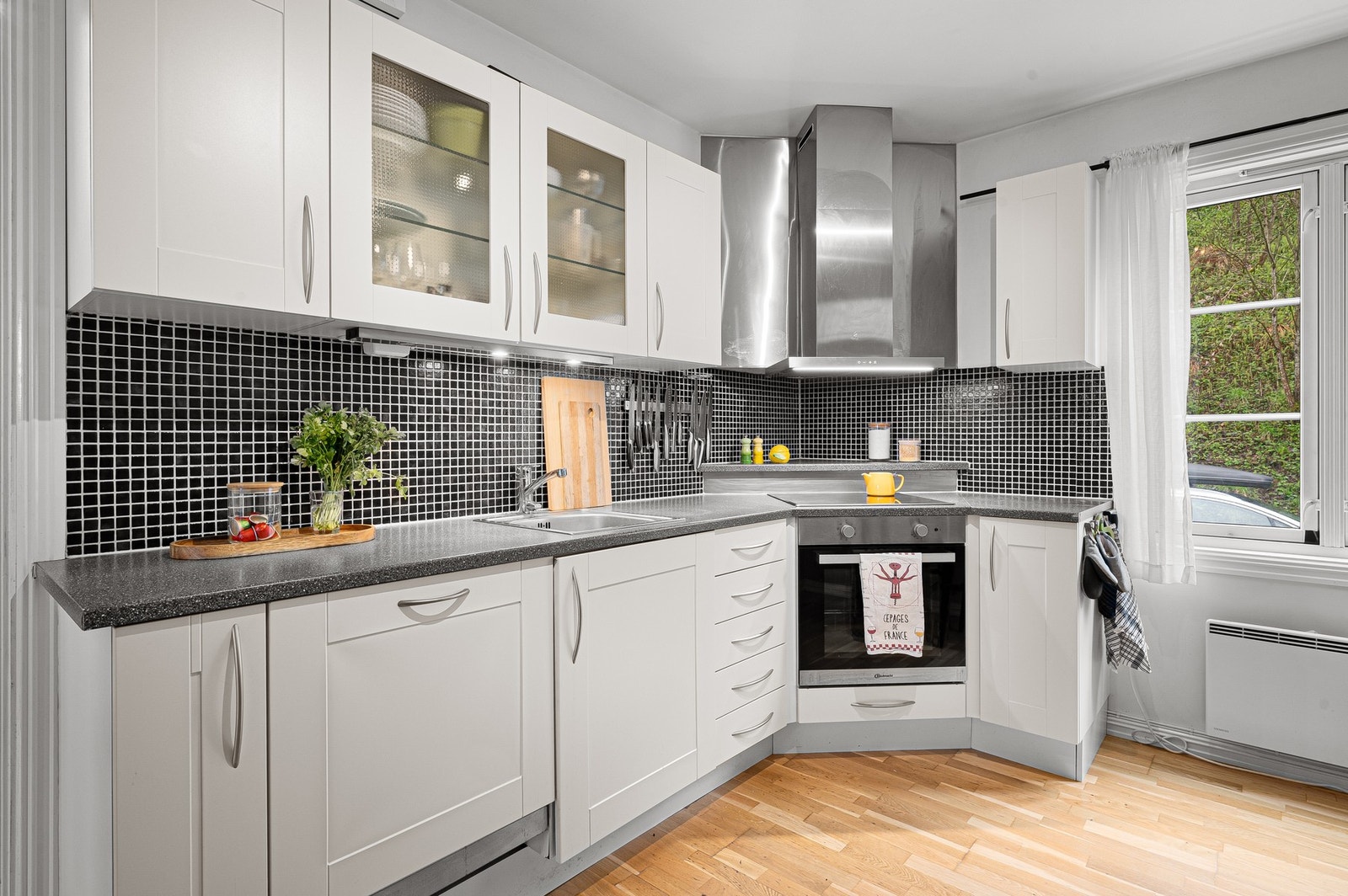 Her er det rikelig med både skap- og benkeplass. Galleribilde