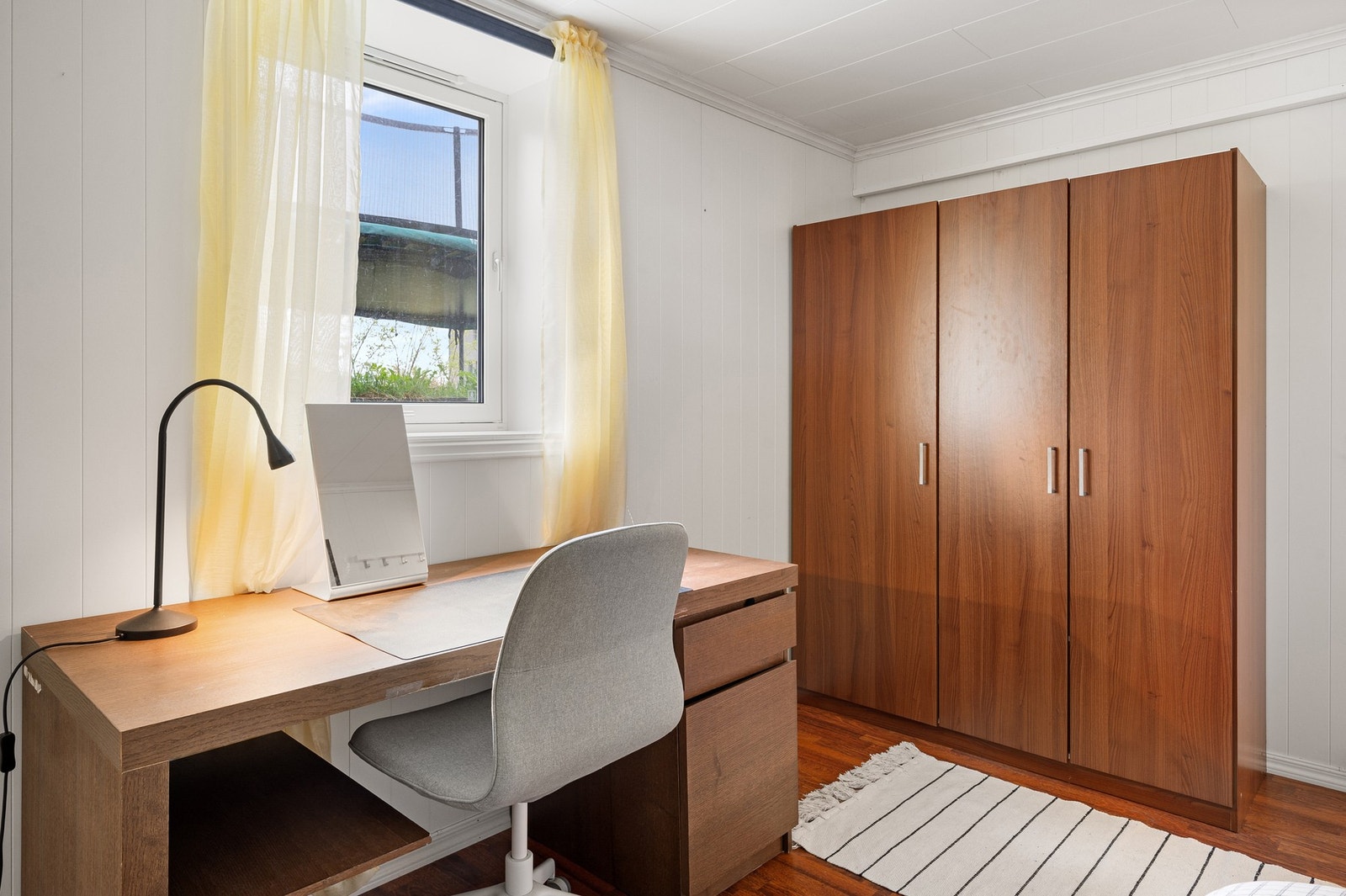 Garderobeskapet medfølger handelen. Galleribilde