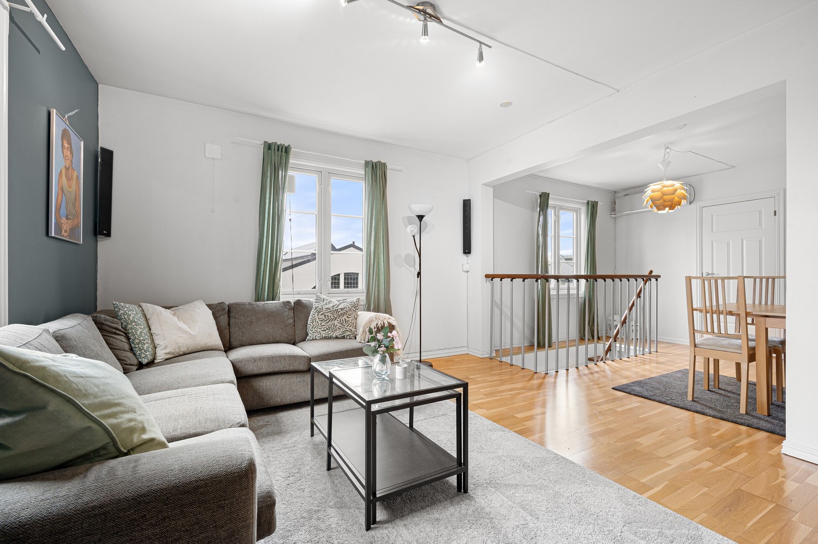 Leiligheten går over to plan og har en skjermet beliggenhet med lite støy. Galleribilde