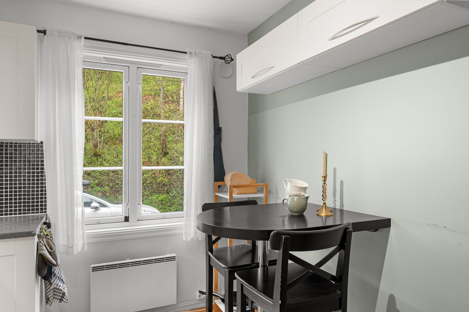 Kjøkkenet er fra 2006 og framstår uten store avvik i rapporten fra takstmann. Galleribilde