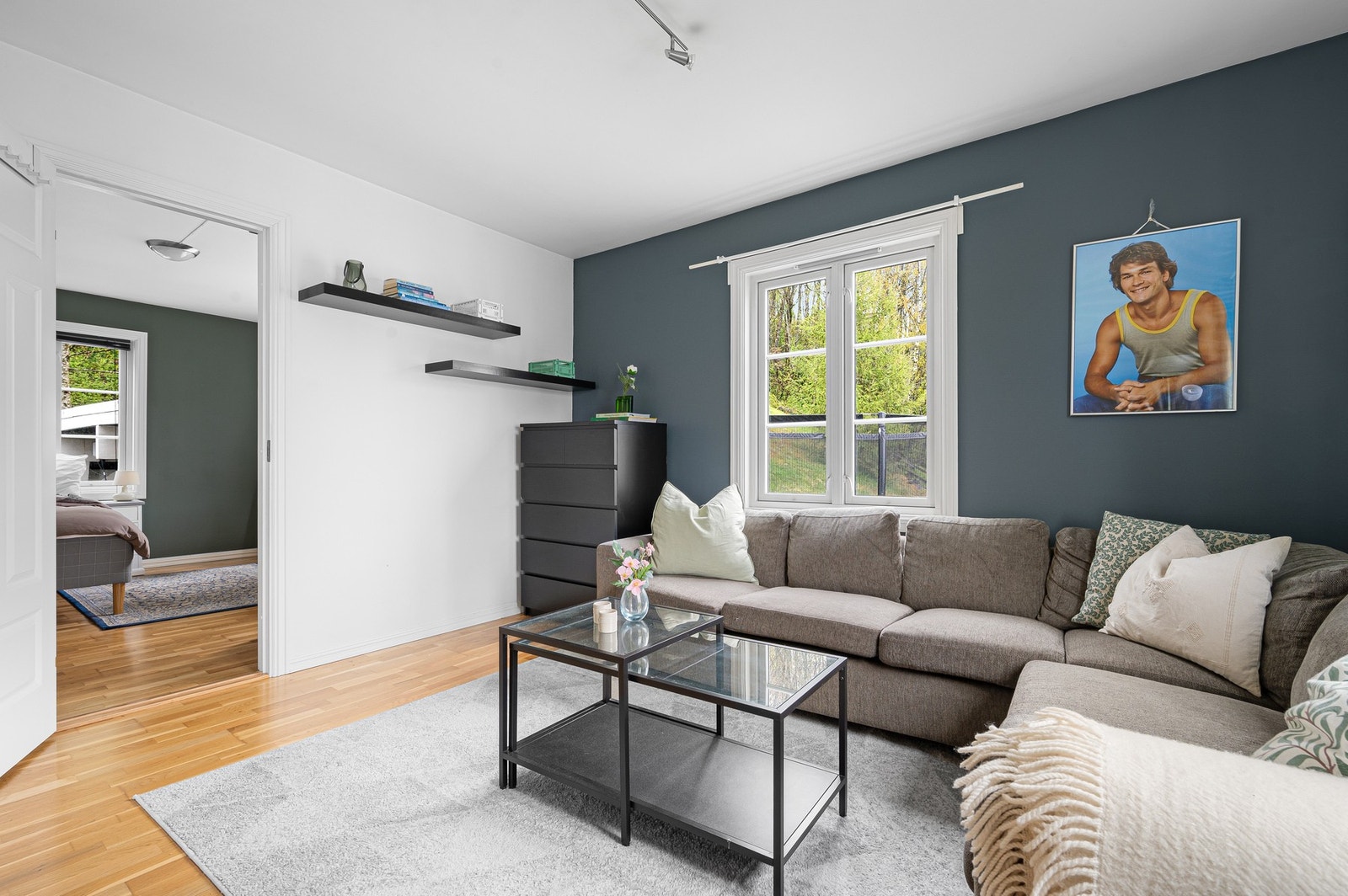 Fra stuen har man også inngang til leilighetens største soverom. Galleribilde