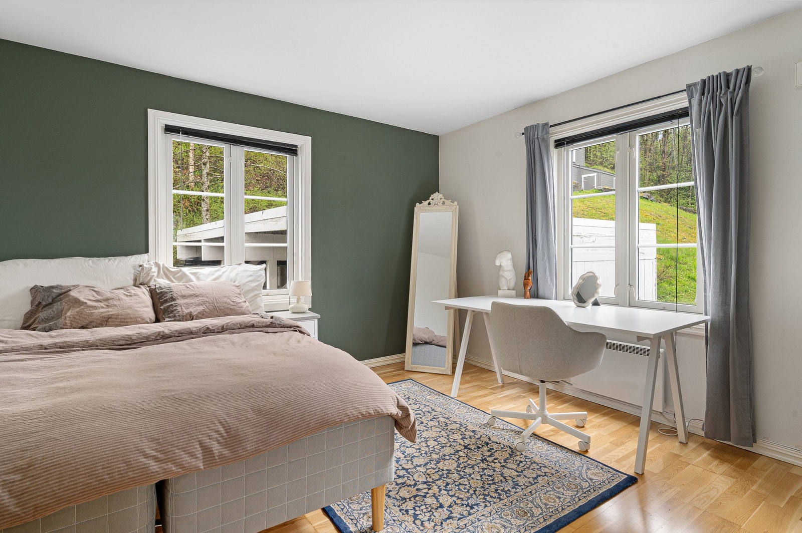 Det største soverommet er på 14 kvadratmeter og har bra med plass til både dobbeltseng og nattbord. Galleribilde