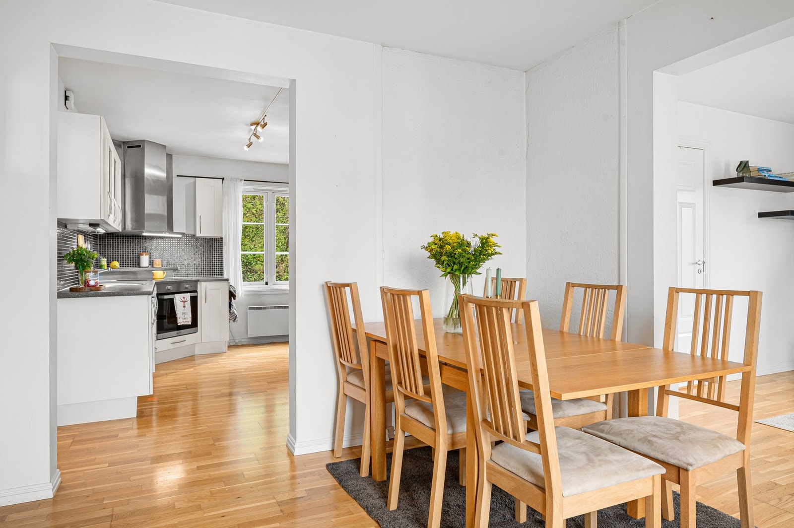 Spiseseksjonen finner sin naturlige plassering mellom kjøkken og stue. Galleribilde