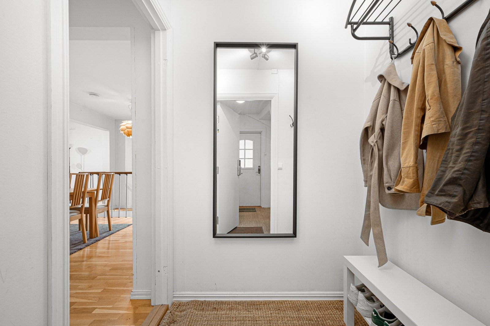 Entrè med vegghengte knagger for yttertøy. Galleribilde