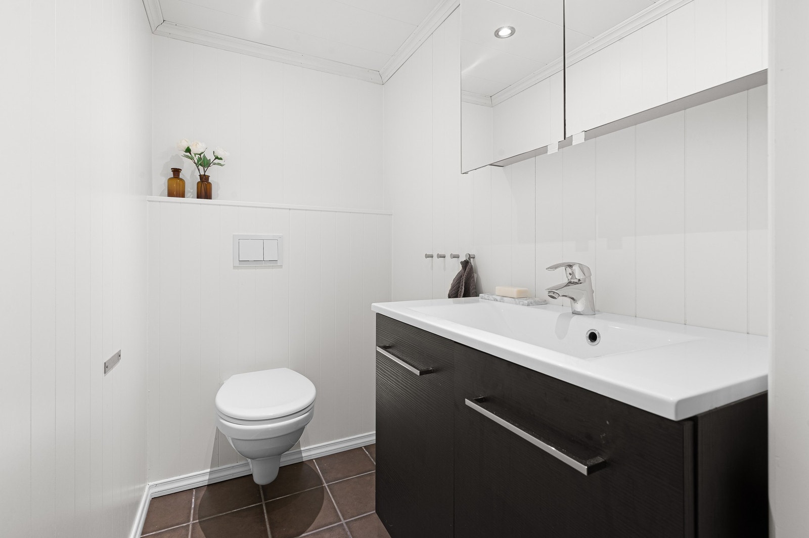 Toalettrom med vask. Galleribilde