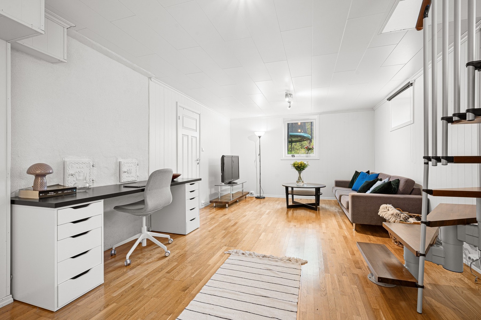 Med åpen planløsning gir også denne etasjen enkle møbleringsmuligheter. Galleribilde