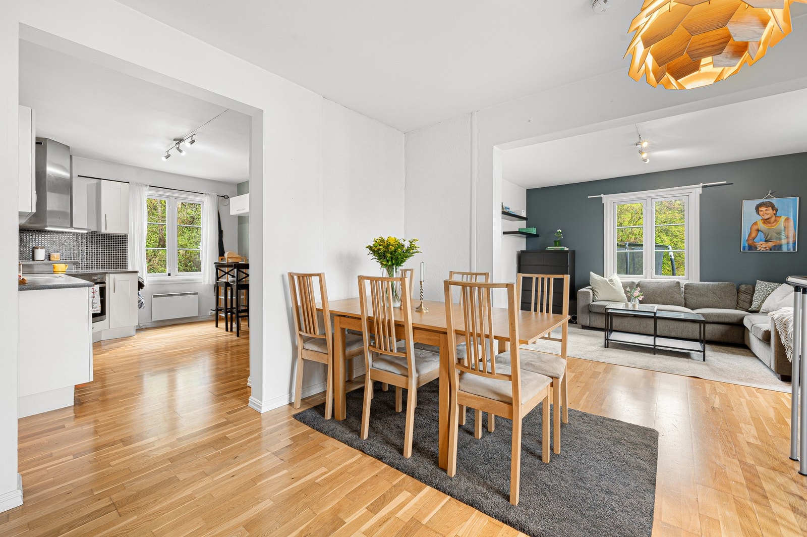 Velkommen til Osloveien 108 A. Praktisk & romslig 1/4 part over to plan | Fire soverom & to stuer | Bad & toalettrom | Varmepumpe | Carport! Galleribilde