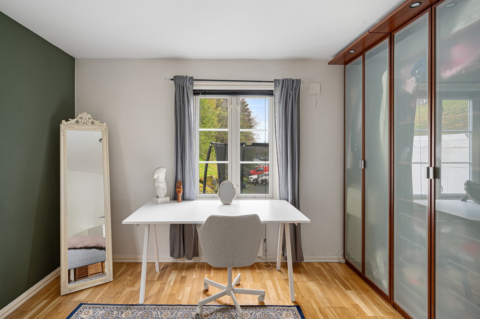 Her også plass til en kontorpult/skrivebord. Garderobeskapet på rommet medfølger naturligvis handelen. Galleribilde