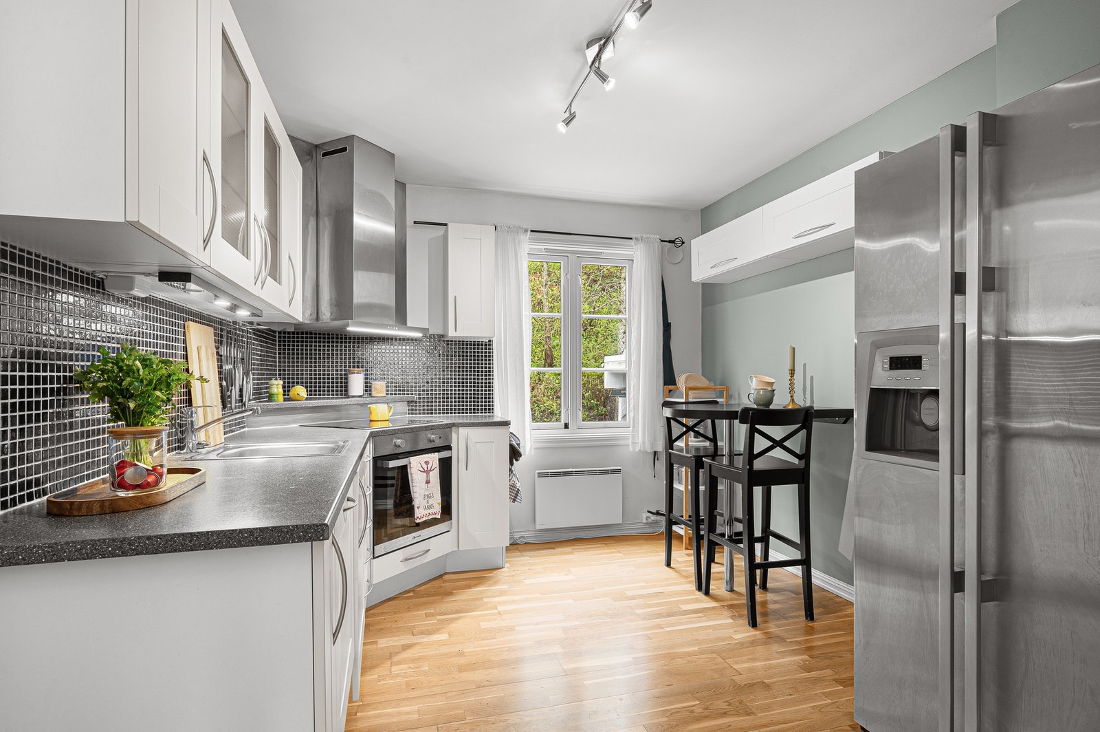 Klassisk kjøkken med hvitevarer som medfølger handelen. Galleribilde