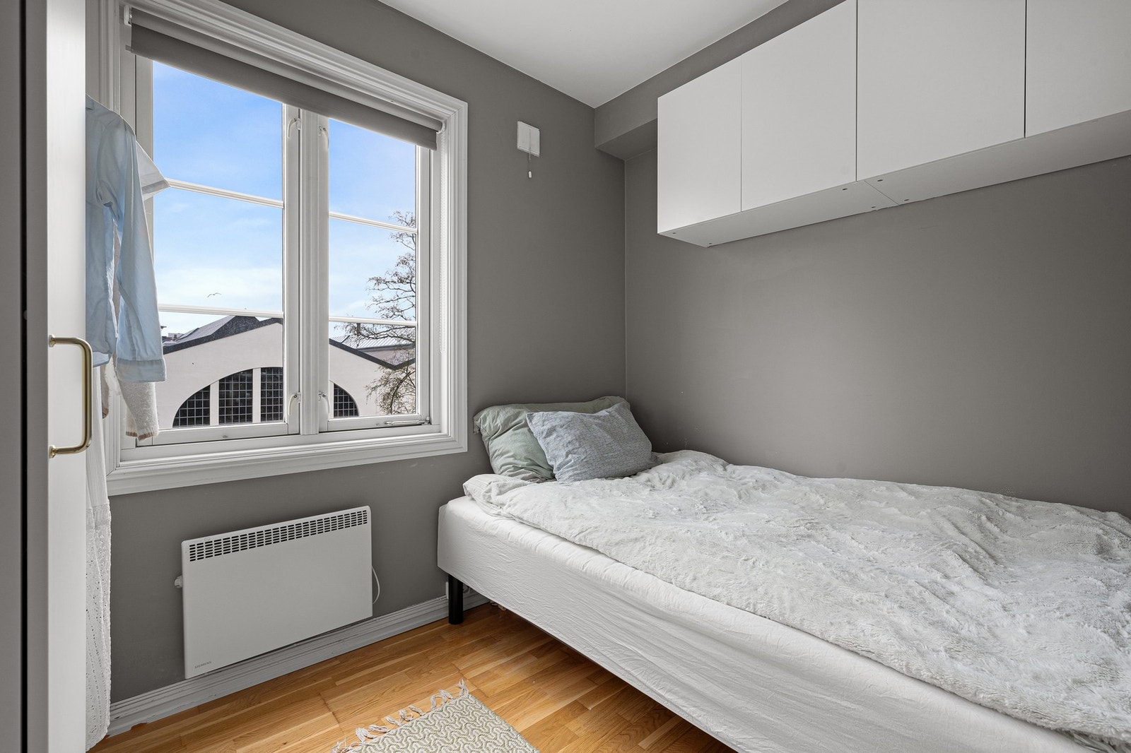 Soverom nr. 2 i hovedetasjen er på drøye 5 kvadratmeter. Plass til de største nødvendighetene. Galleribilde