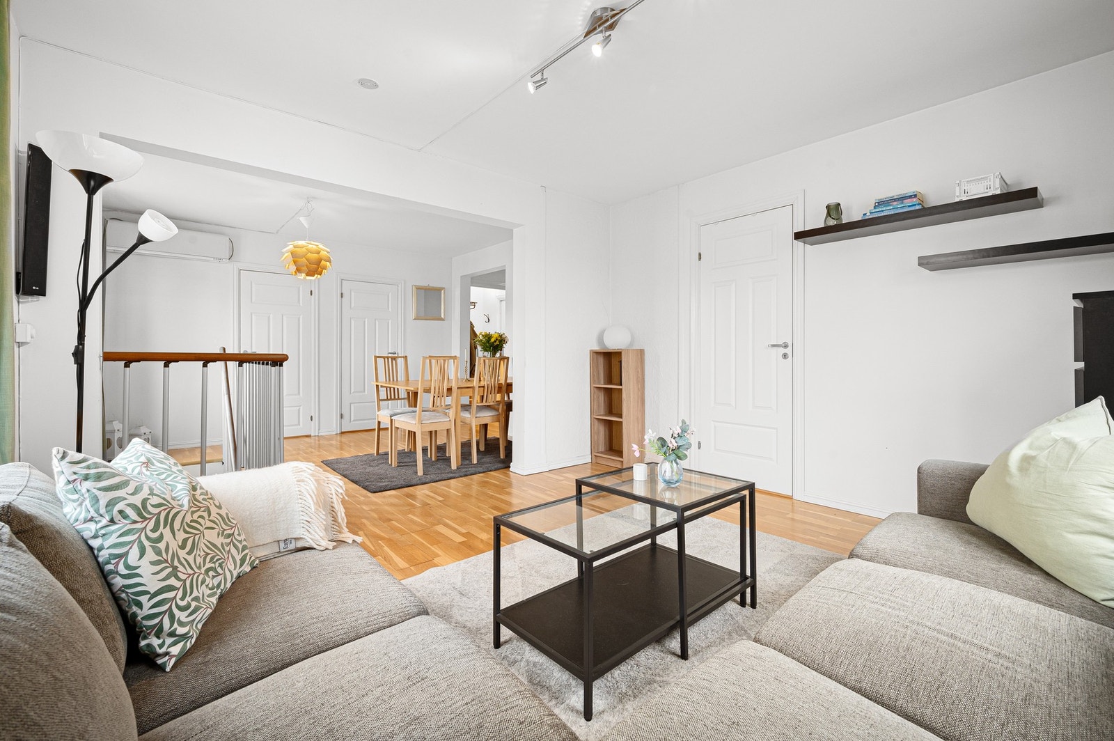 Den gode planløsningen gir ypperlige møbleringsmuligheter for både sofagruppe og TV-bord. Galleribilde