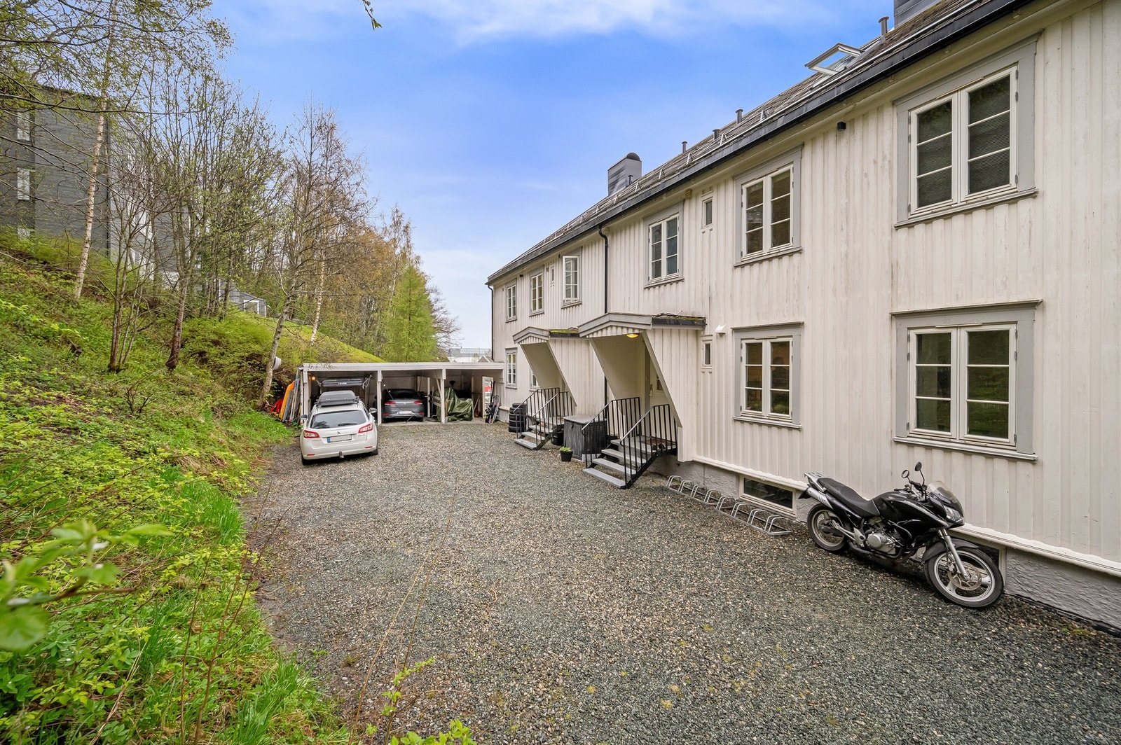 Leiligheten disponerer en egen plass i carport, hvor taket på carporten ble skiftet i 2017. Galleribilde