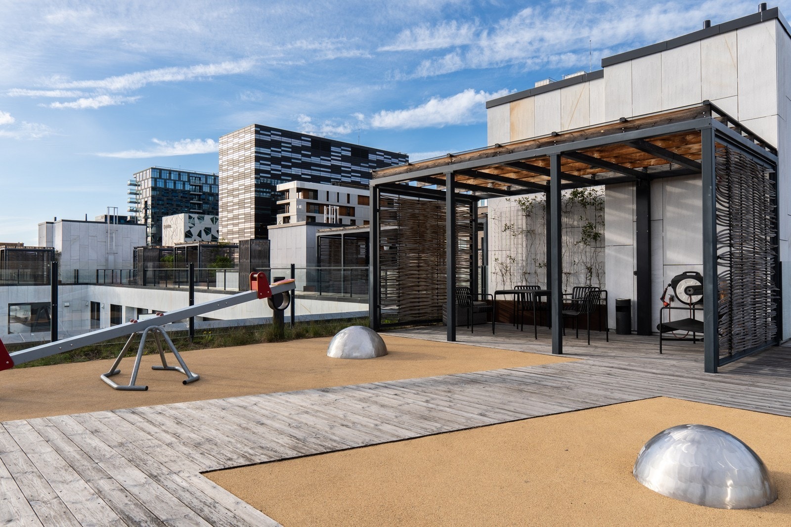 Imponerende takterrasse med panoramautsikt over Oslofjorden og byens skyline. Galleribilde