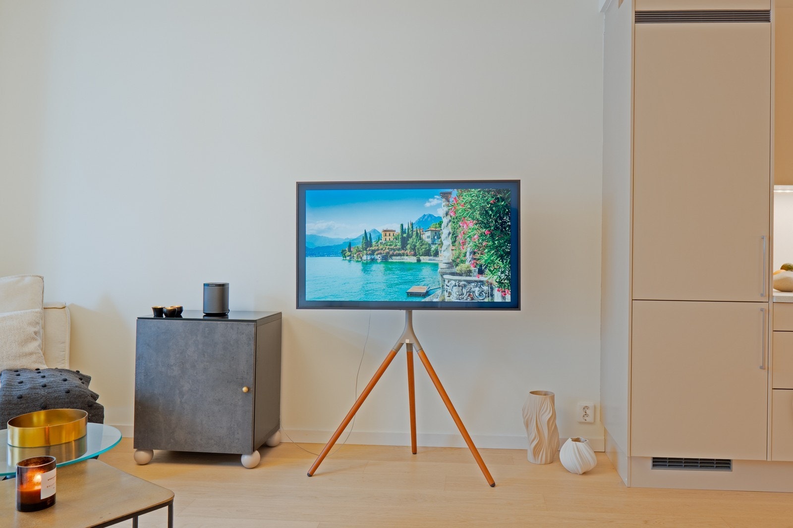 Gjennomført og stilfull innredning – leiligheten leies ut fullt møblert med moderne kvalitetsmøbler. Galleribilde