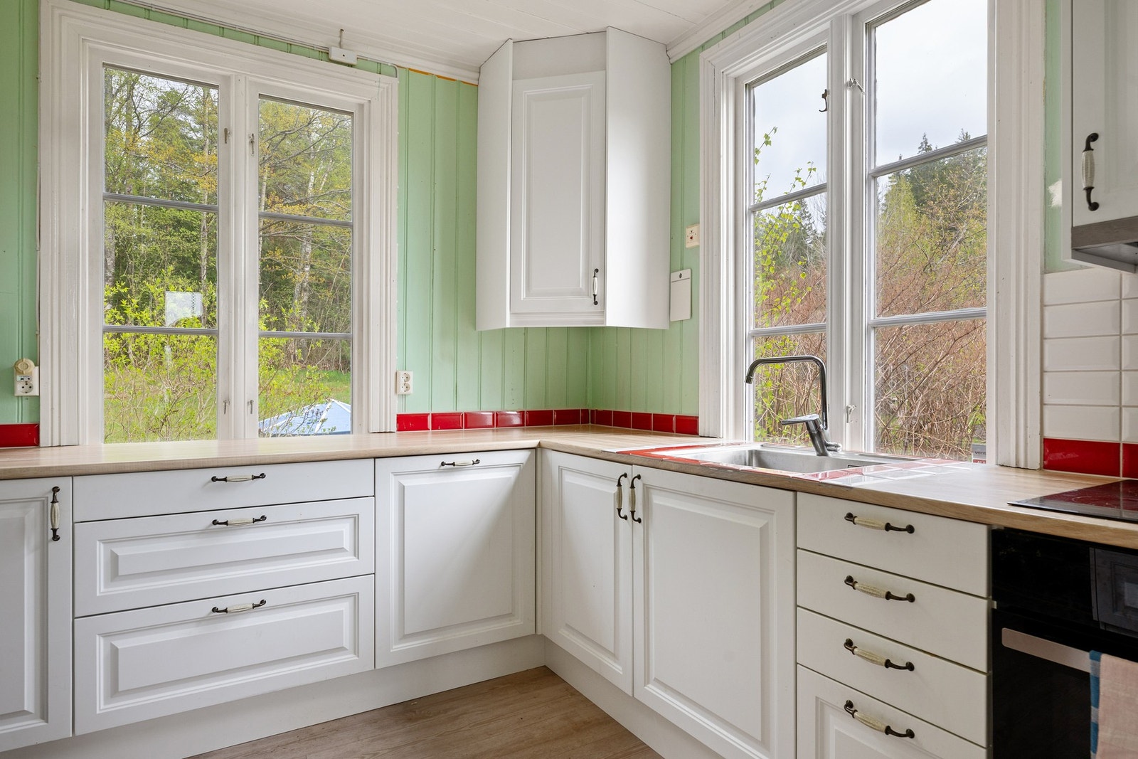 Innredningen er moderne og funksjonell med gode arbeidsflater. Galleribilde