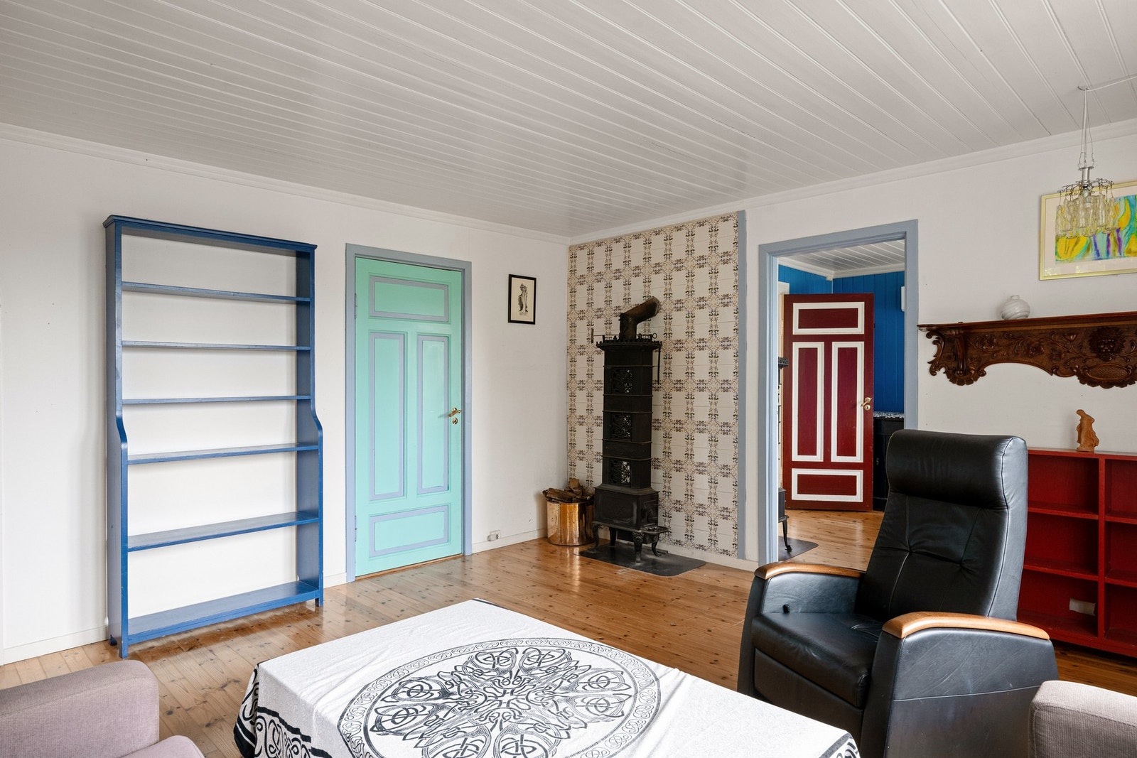 I stuen er det en eldre og sjarmerende vedovn. Galleribilde