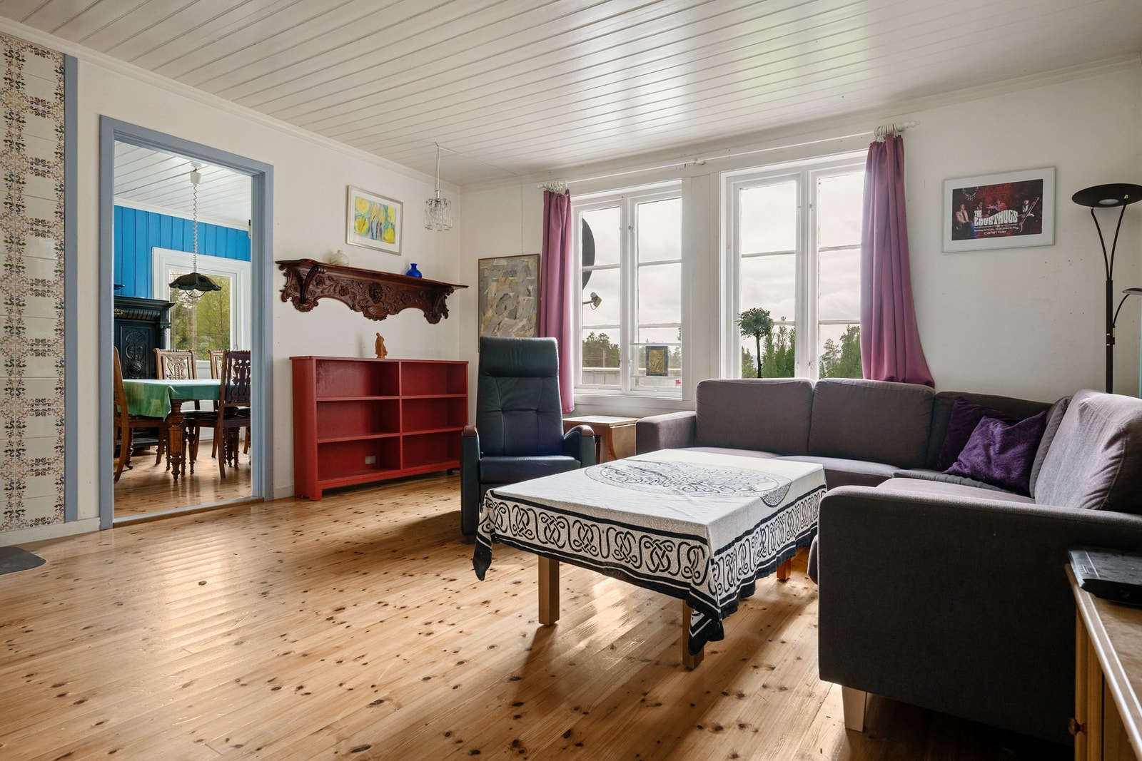 På innsiden av dagligstuen er spisestuen. Galleribilde