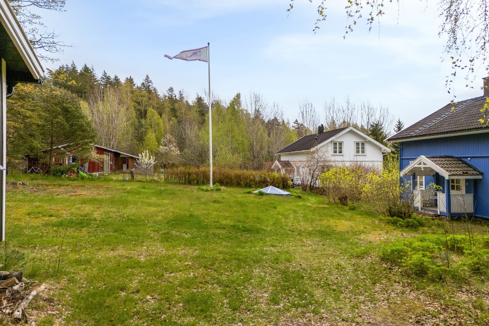 Tomten er festet, og er skrående med store plenarealer, noe variert beplantning samt naturlig vegetasjon. Galleribilde