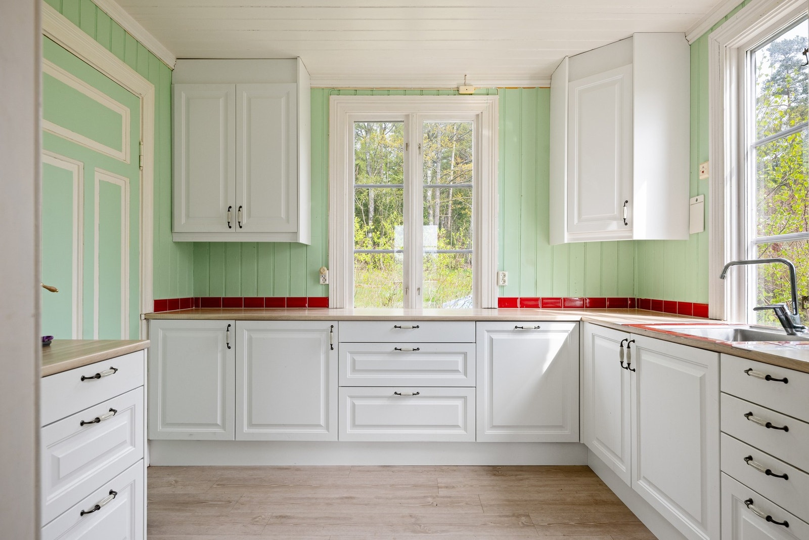Pent og tidløst kjøkken fra 2018. Veggene er malt i en herlig farge som harmonerer fint med husets opprinnelige stil fra tidlig 1900-tallet. Galleribilde