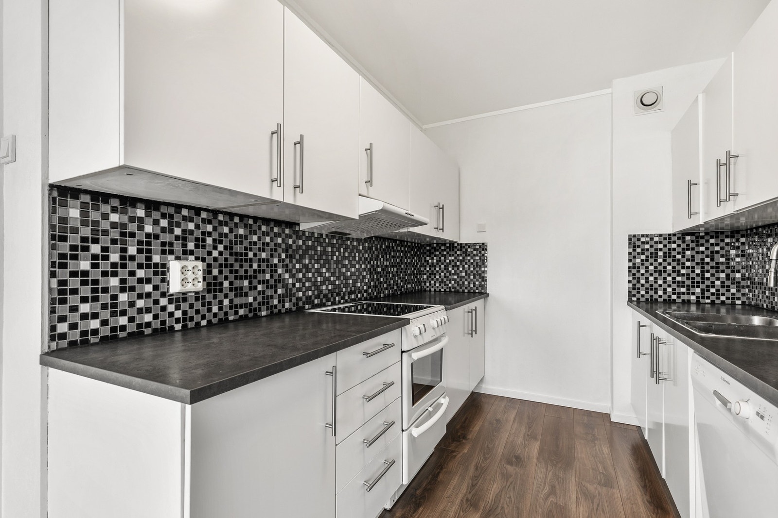 Kjøkkenet er ellers utstyrt med frittstående komfyr og kjøleskap med fryser. Ventilator er plassert i overskap Galleribilde