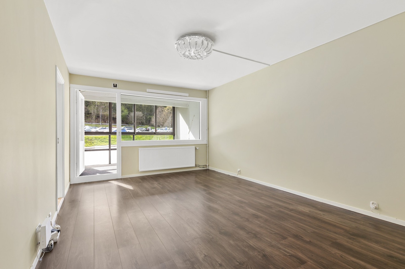 Leiligheten har en romslig stue med store vindusflater som slipper inn rikelig med naturlig lys Galleribilde