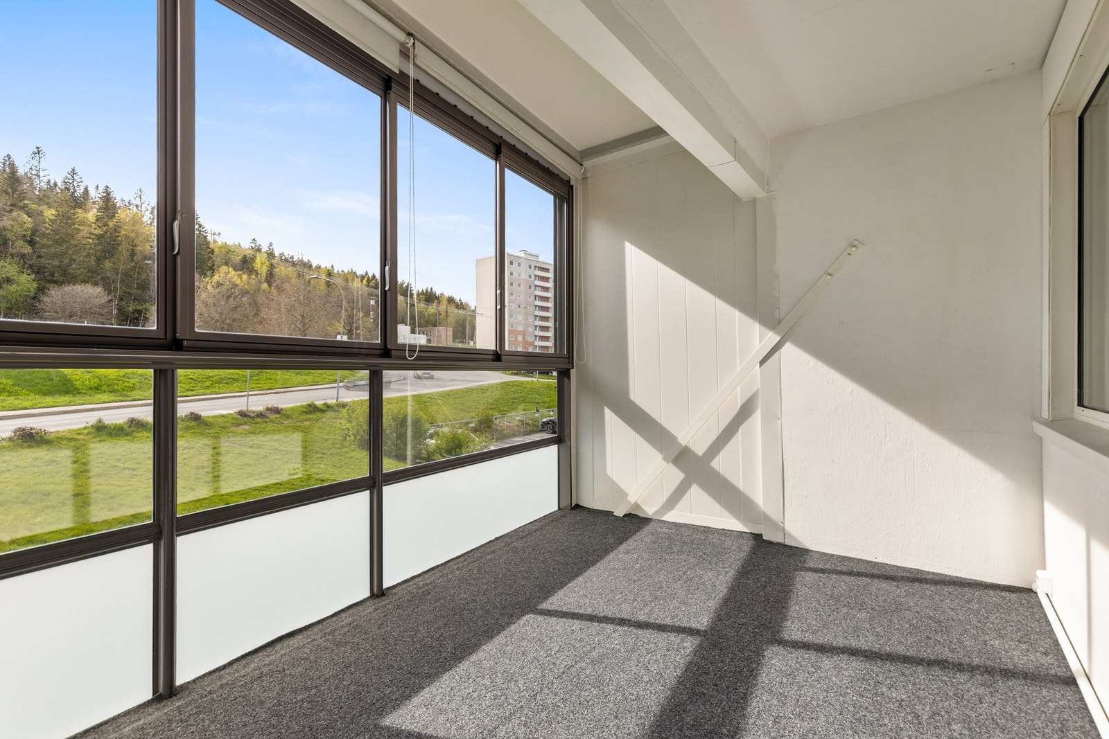 Balkongen fungerer utmerket som en forlengelse av stuen på sommerstid Galleribilde