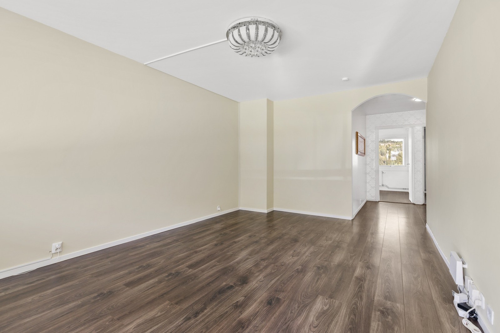 Rommet er lett å møblere og det er fin plass til sofagruppe og annet møblement Galleribilde