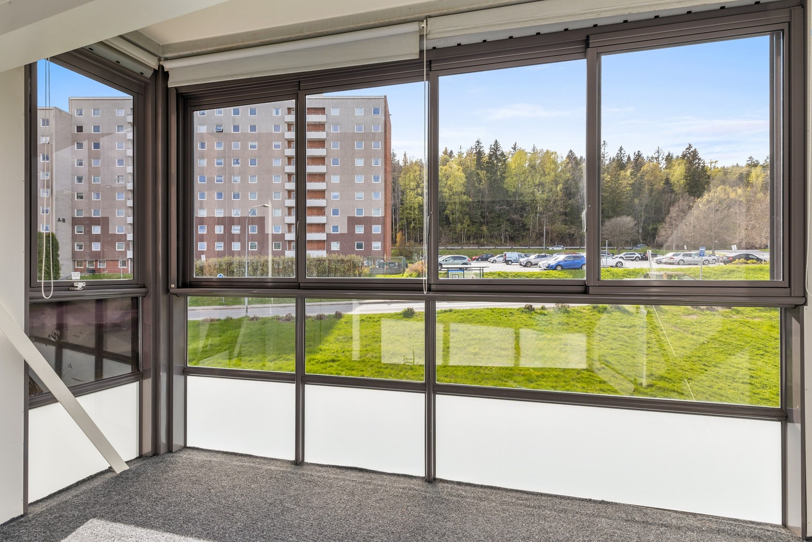 Fra stuen er det utgang til en sydvestvendt innglasset balkong på ca. 9 kvm Galleribilde