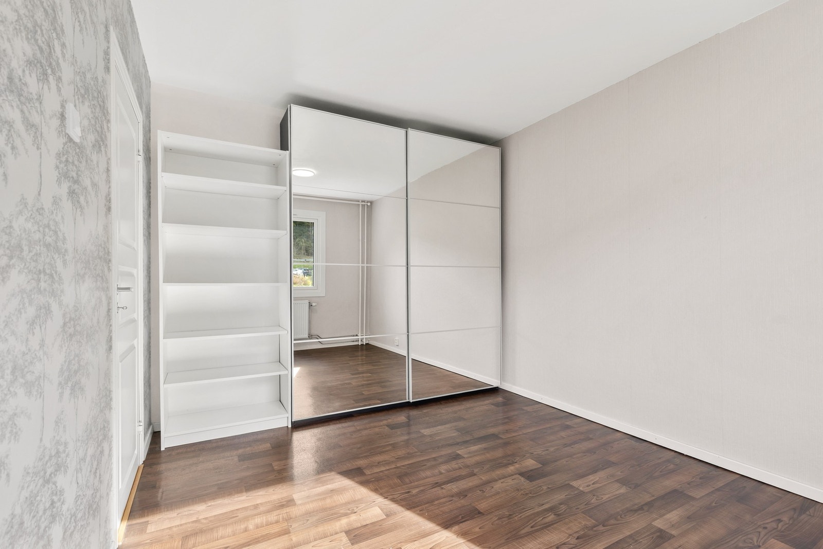 Hovedsoverommet er romslig og det er god plass til dobbeltseng og nattbord, samt gode muligheter for oppbevaring i skyvedørsgarderobe Galleribilde