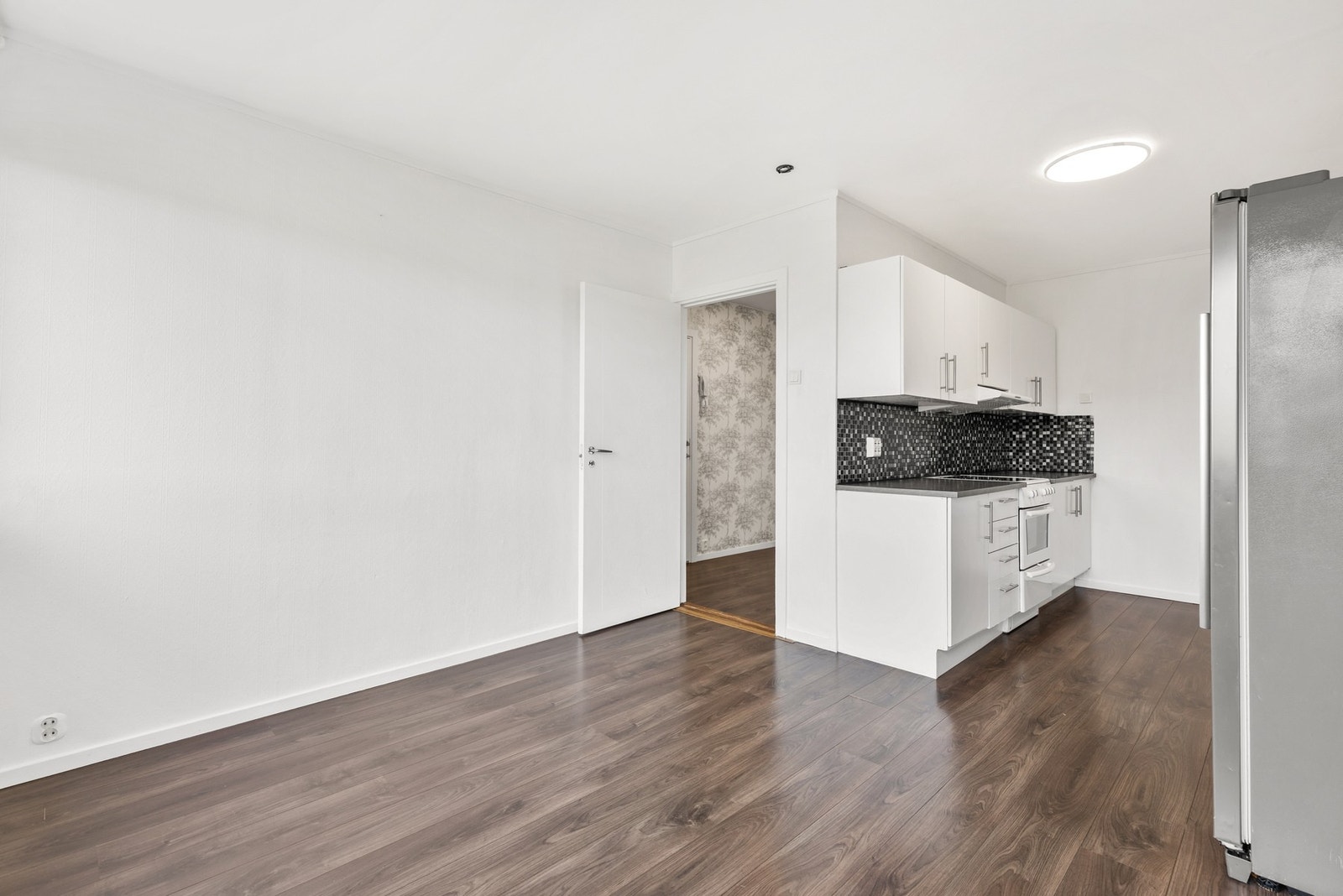 Innredningen har glatte fronter og benkeplate av laminat med nedfelt oppvaskkum Galleribilde