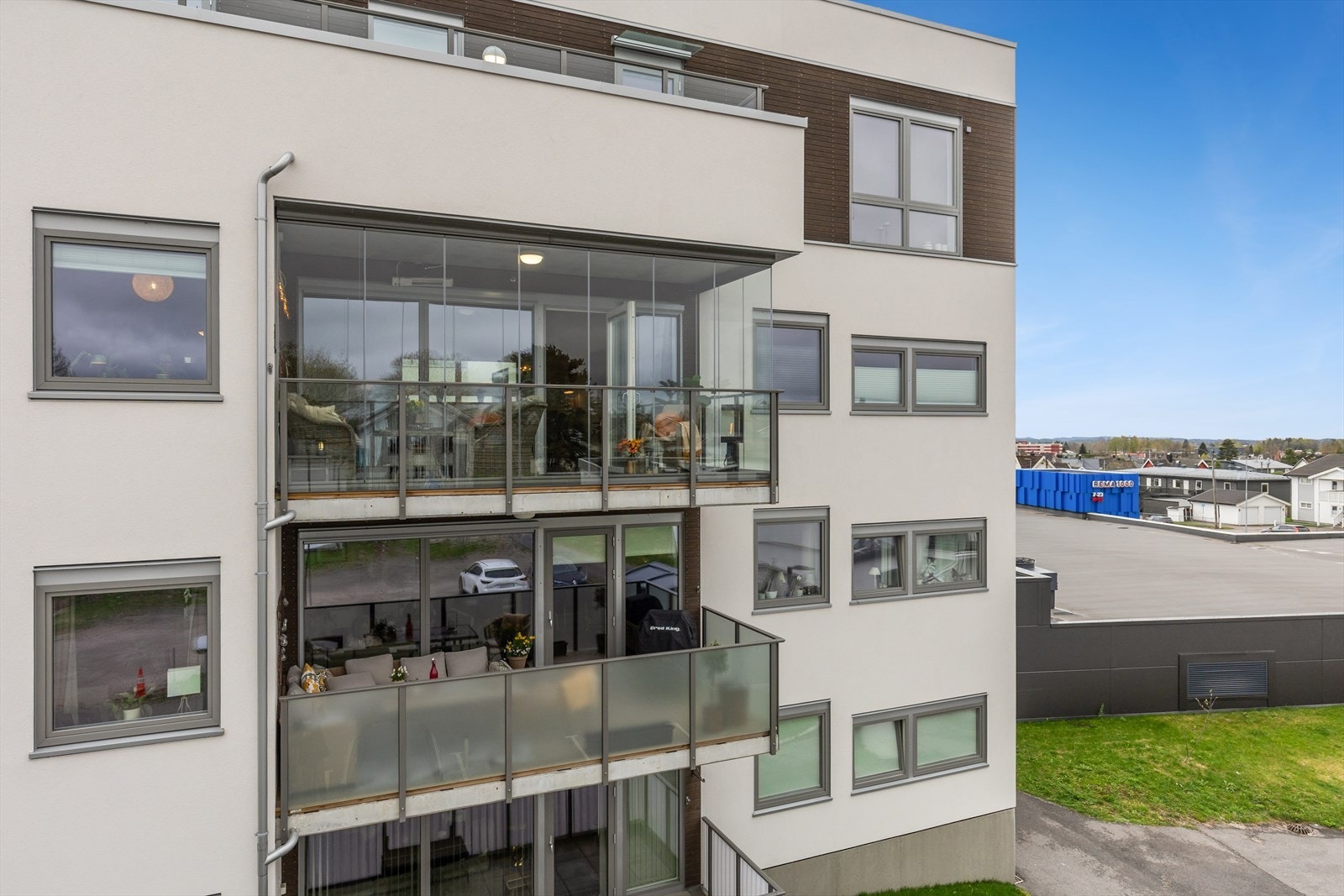 Helt usjenert og deilig innglasset balkong. Galleribilde