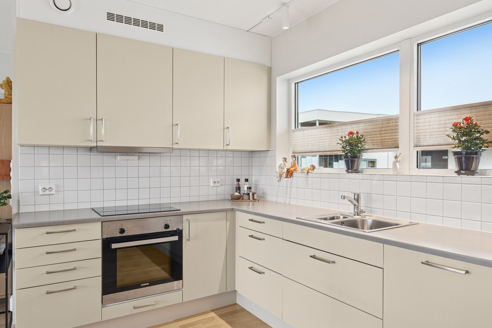 Velutstyrt og pen kjøkkeninnredning. Galleribilde